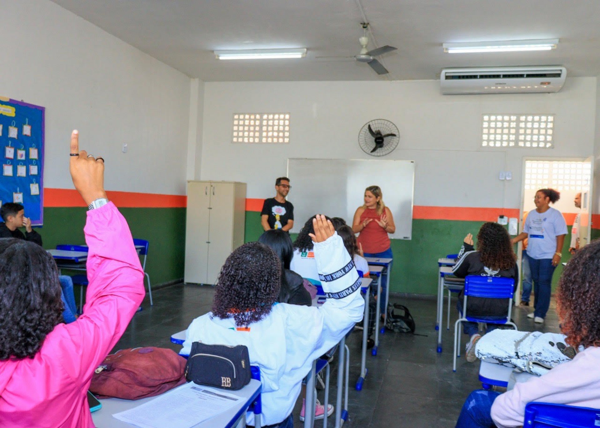 A unidade escolar recebe os jovens durante quatro horas, com direito a café da manhã, almoço e ônibus escolar - Divulgação / PMN