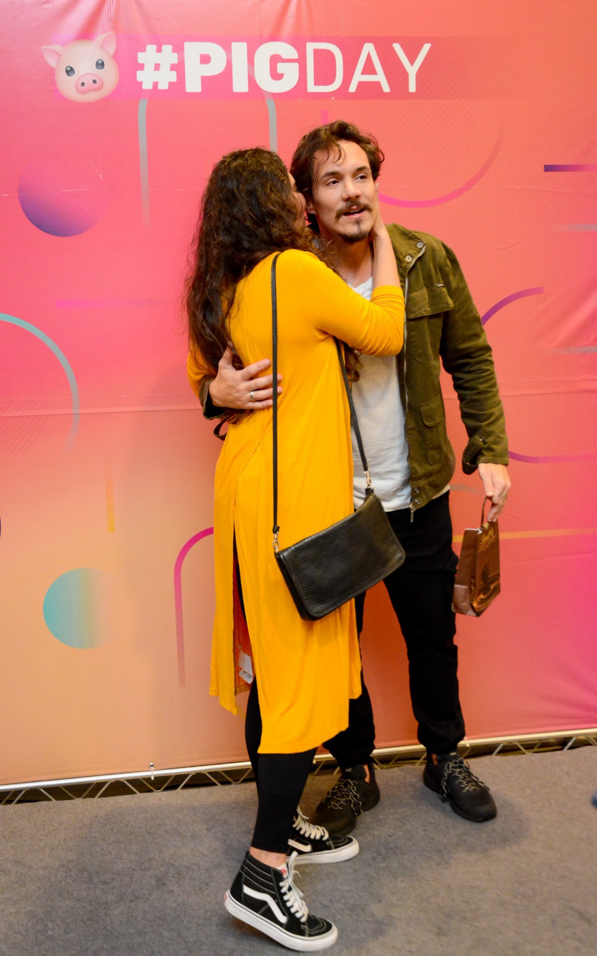 Ex-BBB Eliezer posa com seus admiradores durante encontro em shopping na Zona Norte do Rio