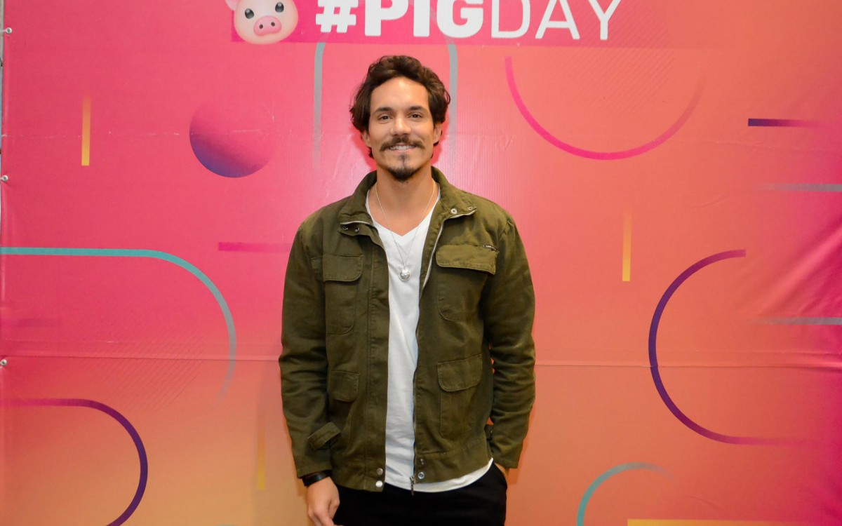 Ex-BBB Eliezer posa com seus admiradores durante encontro em shopping na Zona Norte do Rio