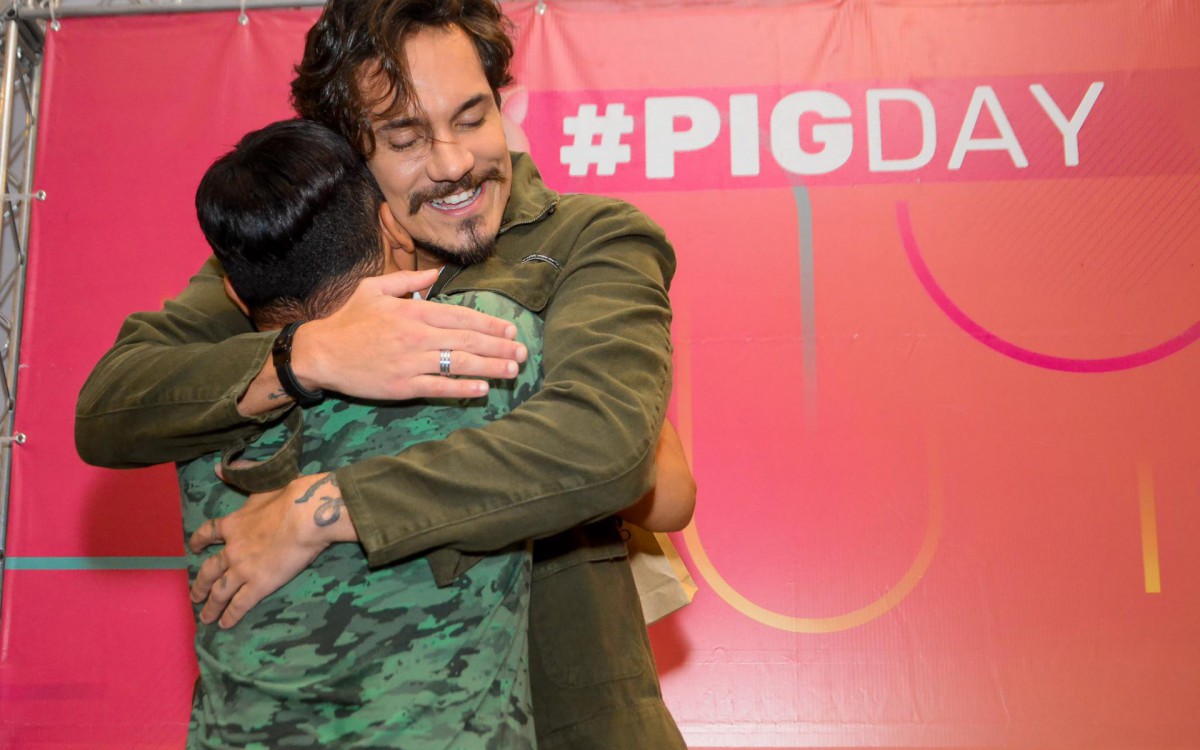 Ex-BBB Eliezer posa com seus admiradores durante encontro em shopping na Zona Norte do Rio