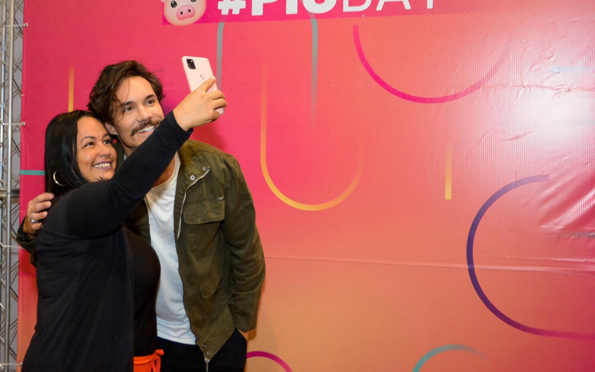 Ex-BBB Eliezer posa com seus admiradores durante encontro em shopping na Zona Norte do Rio