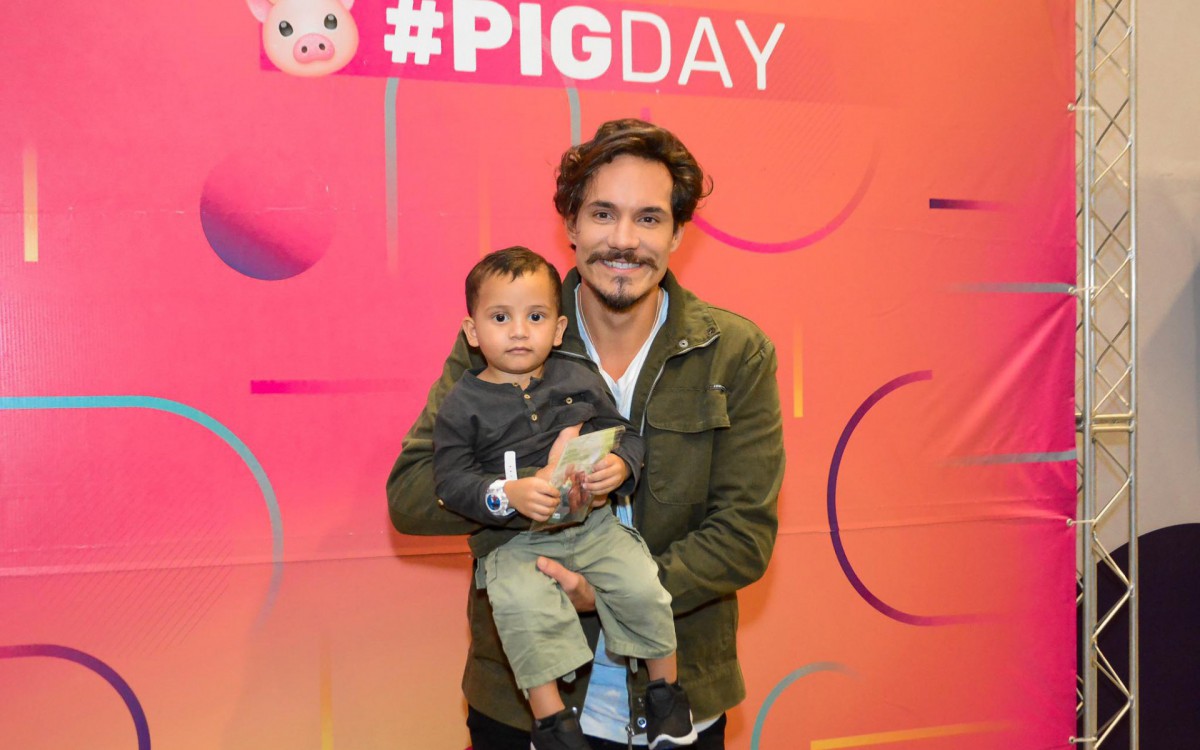 Ex-BBB Eliezer posa com seus admiradores durante encontro em shopping na Zona Norte do Rio