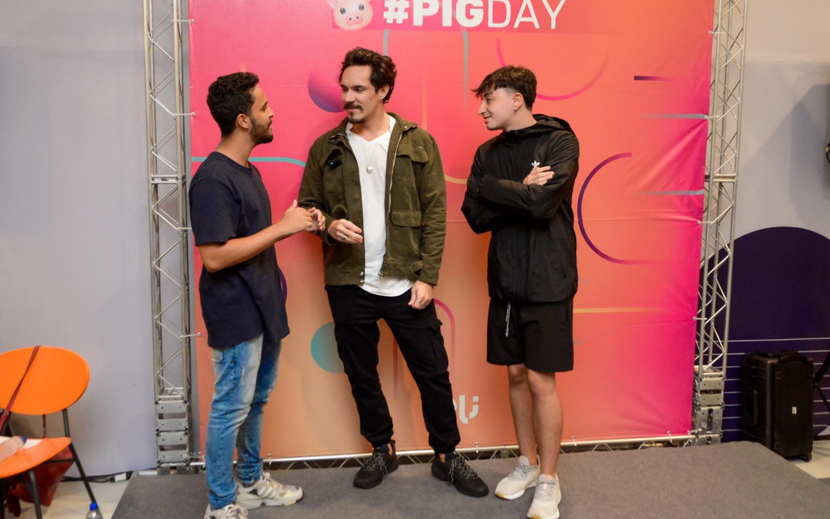 Ex-BBB Eliezer posa com seus admiradores durante encontro em shopping na Zona Norte do Rio