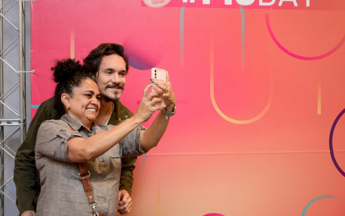 Ex-BBB Eliezer posa com seus admiradores durante encontro em shopping na Zona Norte do Rio - Webert Belicio / Ag. News