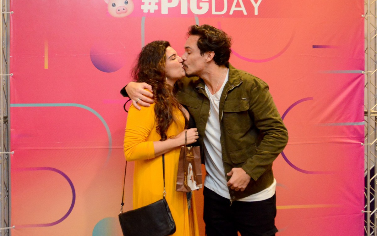 Ex-BBB Eliezer posa com seus admiradores durante encontro em shopping na Zona Norte do Rio