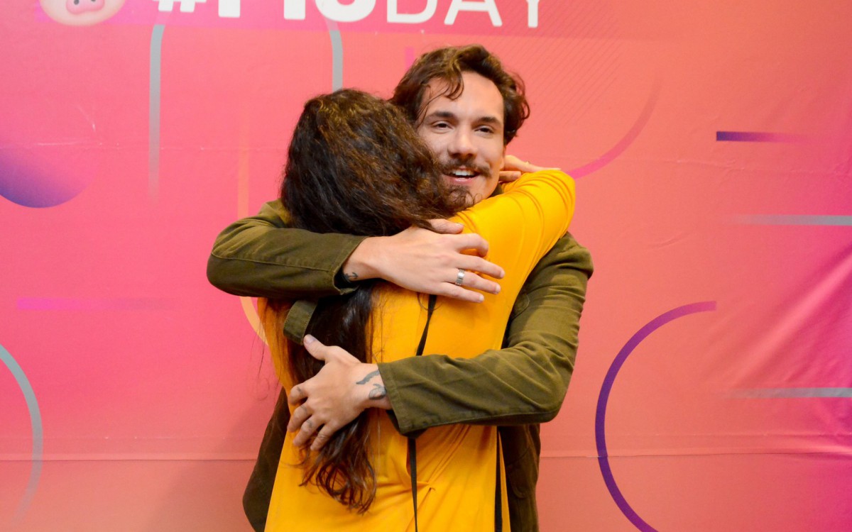 Ex-BBB Eliezer posa com seus admiradores durante encontro em shopping na Zona Norte do Rio