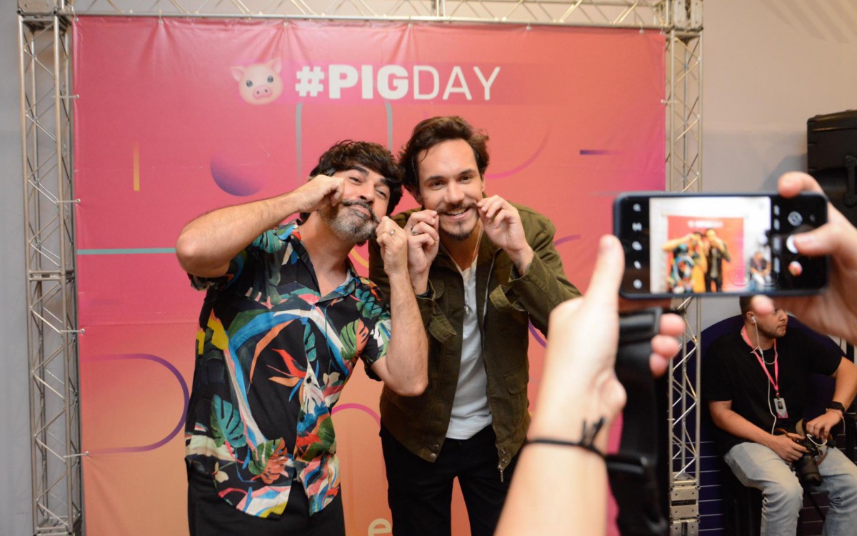 Ex-BBB Eliezer posa com seus admiradores durante encontro em shopping na Zona Norte do Rio