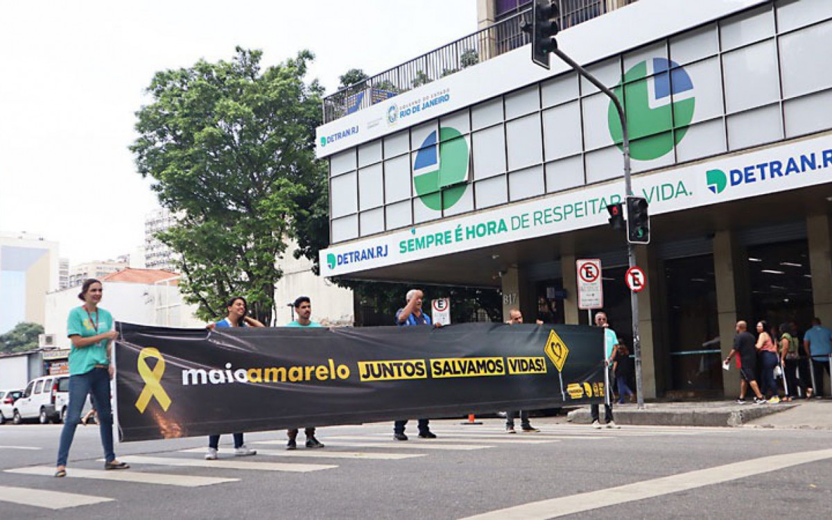 Faixa foi aberta pelos agentes no sinal em frente ao edif&iacute;cio-sede do departamento
