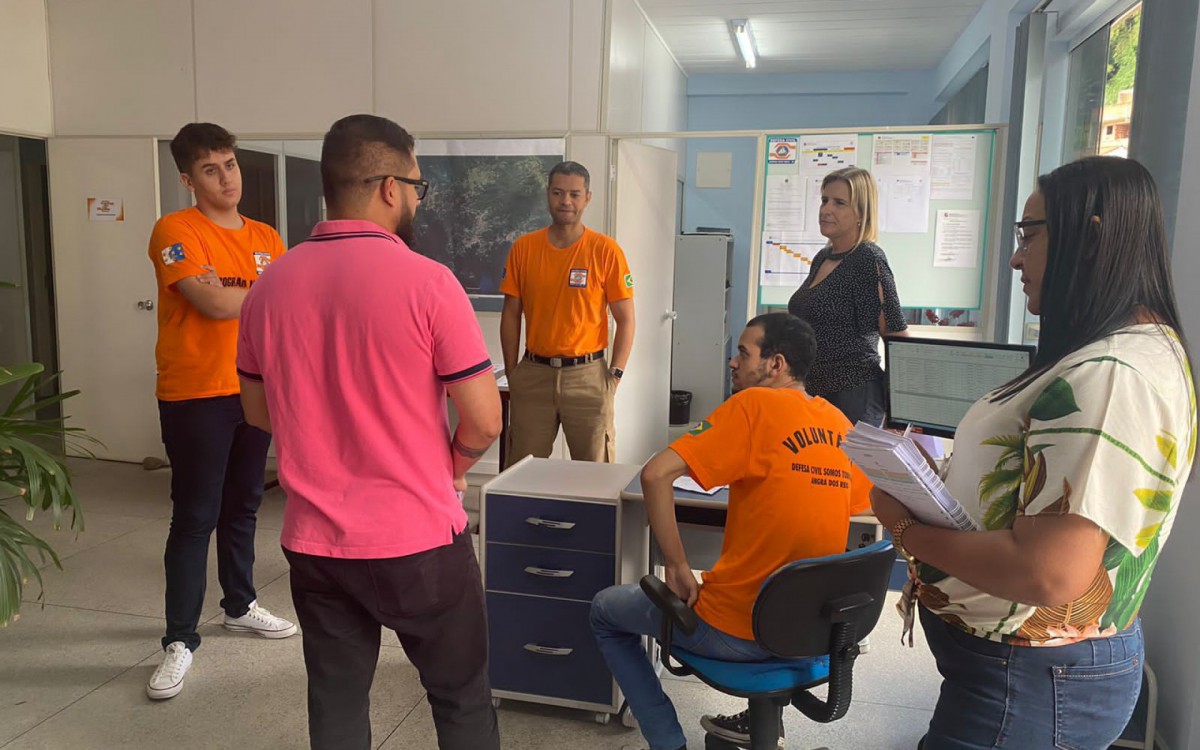 O secretário da Juventude (de rosa), conversa com os jovens do projeto Minha Oportunidade