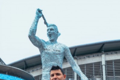 Aguero ganha estátua de homenagem do City e revela torcida por sucesso de Haaland