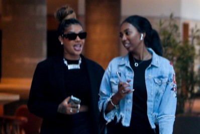 Toda estilosa, Ludmilla passeia no shopping com a irmã