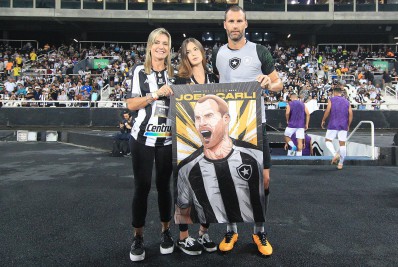 Homenageado por recorde, Carli se declara ao Botafogo: 'Apaixonado'