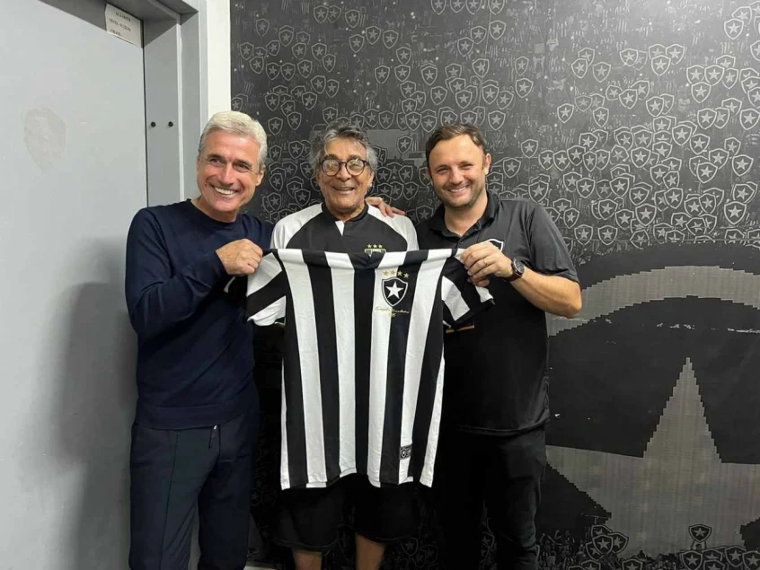 Botafogo presenteia Alvinegro fundador do Ceilândia com uma camisa do clube