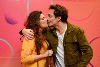 Ex-BBB Eliezer dá selinho em fã durante evento no Rio