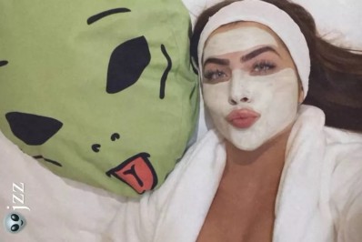 Jade Picon evita falar sobre encontro com PA e compartilha noite de cuidados com a pele