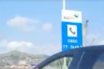 Motorista dirige com pé para fora da janela na Ponte Rio-Niterói