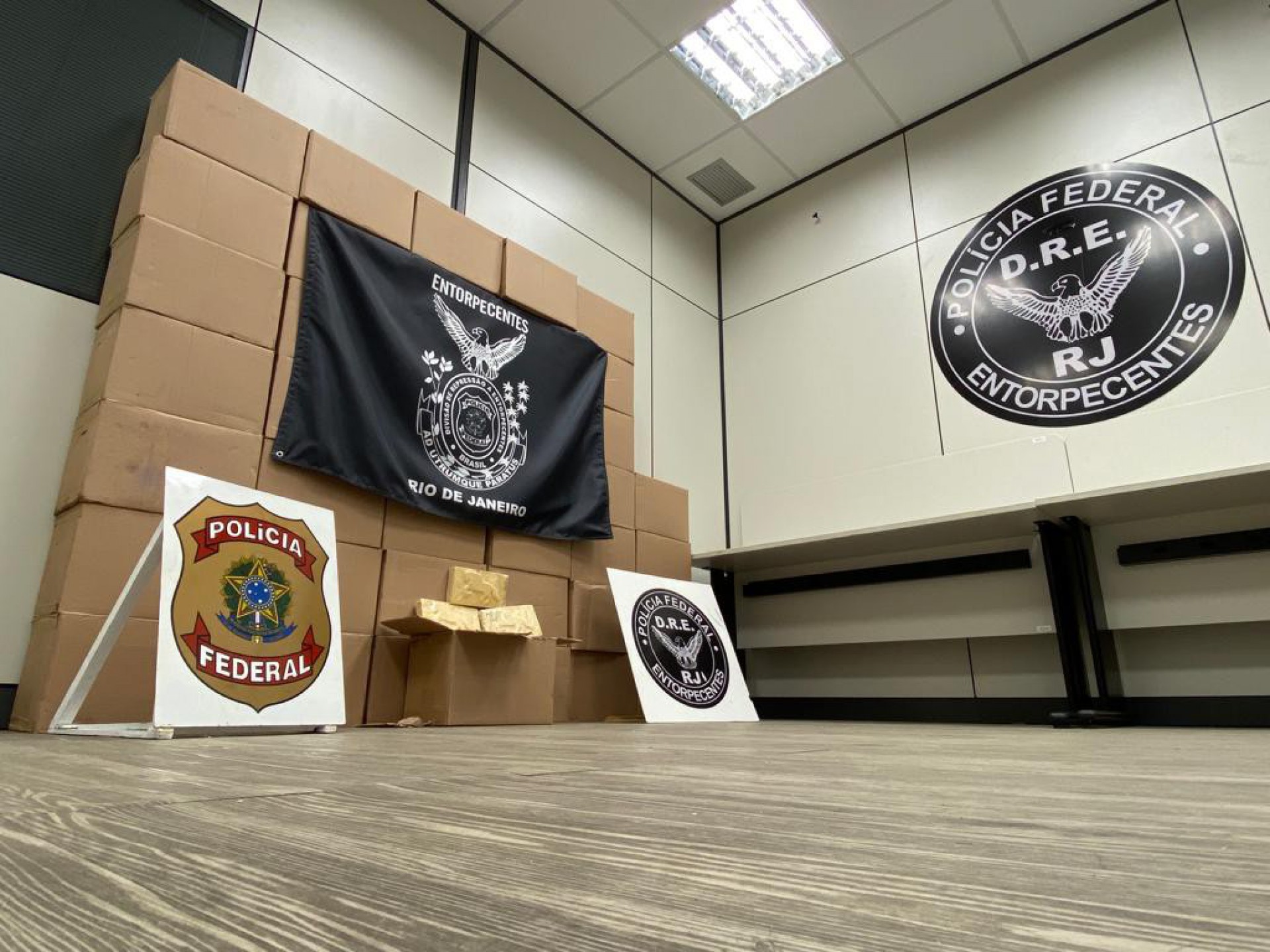 Foram apreendidos 805 kg de pasta base de cocaína - Divulgação/PRF