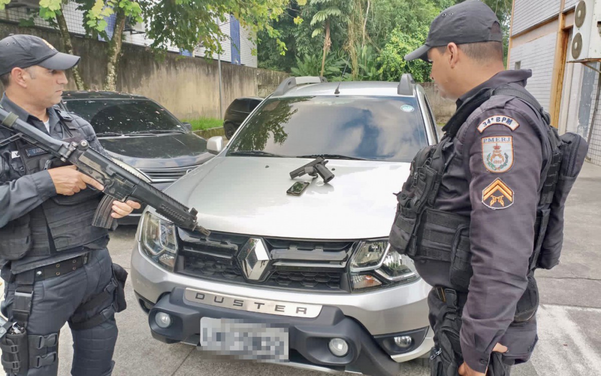 Policiais do 34º BPM com os itens recuperados - Divulgação