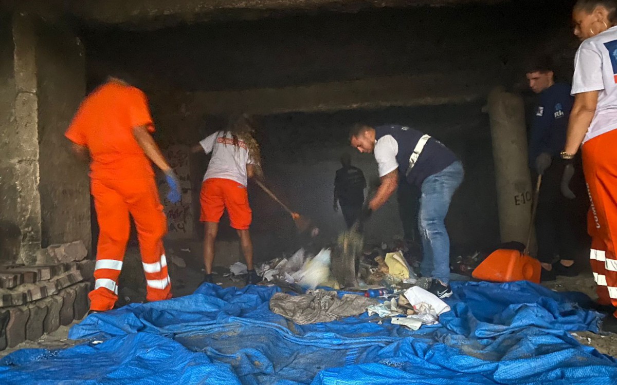 Garis limpam local usado por moradores em situação de rua na orla de São Conrado - Divulgação