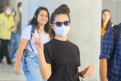 Juliette faz sucesso com fãs em aeroporto do Rio