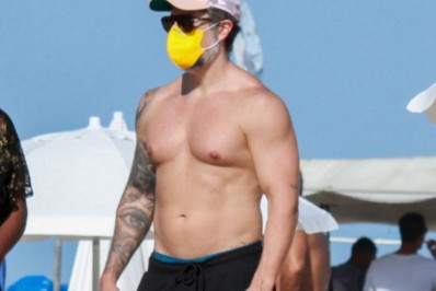 Sabadou! Marcos Mion curte dia de praia com a família no Rio