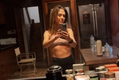 Tatá Werneck mostra abdômen sarado e avisa: 'Estou malhando'