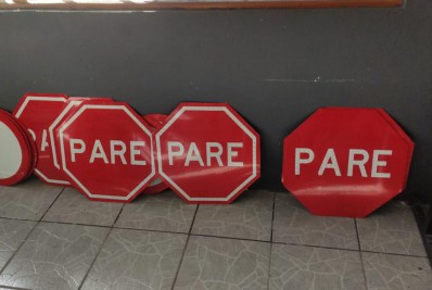 Sinalização viária vertical é revitalizada em Volta Redonda