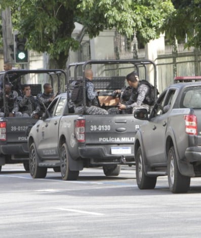 Policiais do Bope realizam operação no Morro dos Macacos neste sábado (14)