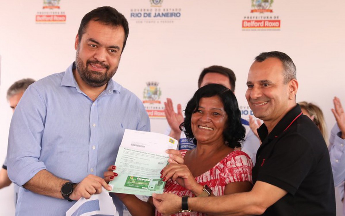 O governador Cl&aacute;udio Castro e o prefeito Waguinho entregaram o benef&iacute;cio para a dona de casa T&acirc;nia Maria da Silva