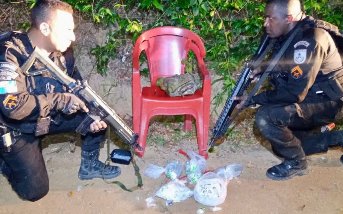 Os policiais do 34&ordm; BPM recuperam a droga que o criminoso havia escondido