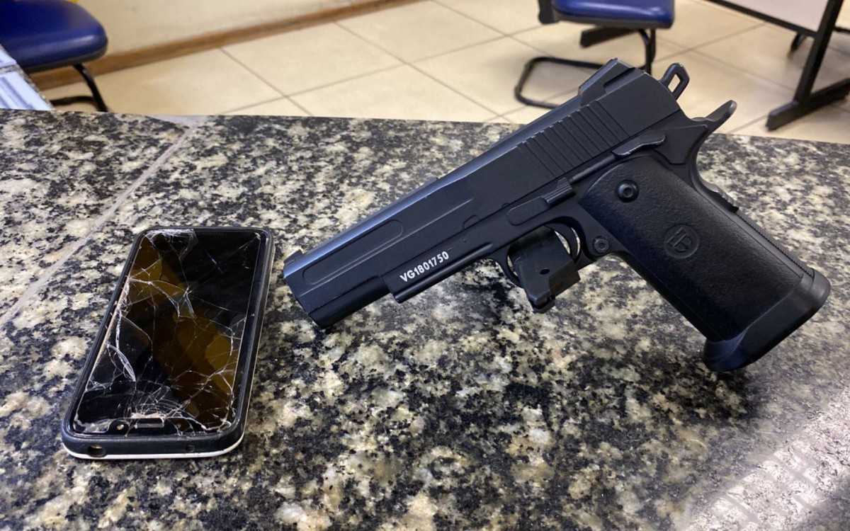 O celular da v&iacute;tima que teve o ve&iacute;culo roubado foi recuperado; o simulacro de arma estava em poder dos criminosos