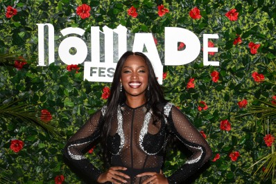 Iza rouba a cena em apresentação em São Paulo