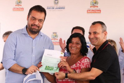 Governador e Prefeito de Belford Roxo entregam cartões do Programa Recomeçar