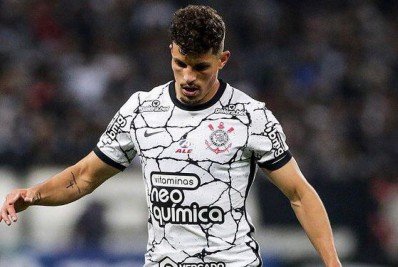 Lateral do Corinthians é detido, paga fiança e se pronuncia após acusação de injúria racial por atleta do Internacional