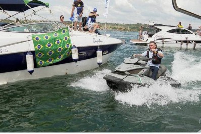 Bolsonaro participa de 'lanchaciata' com apoiadores em Brasília