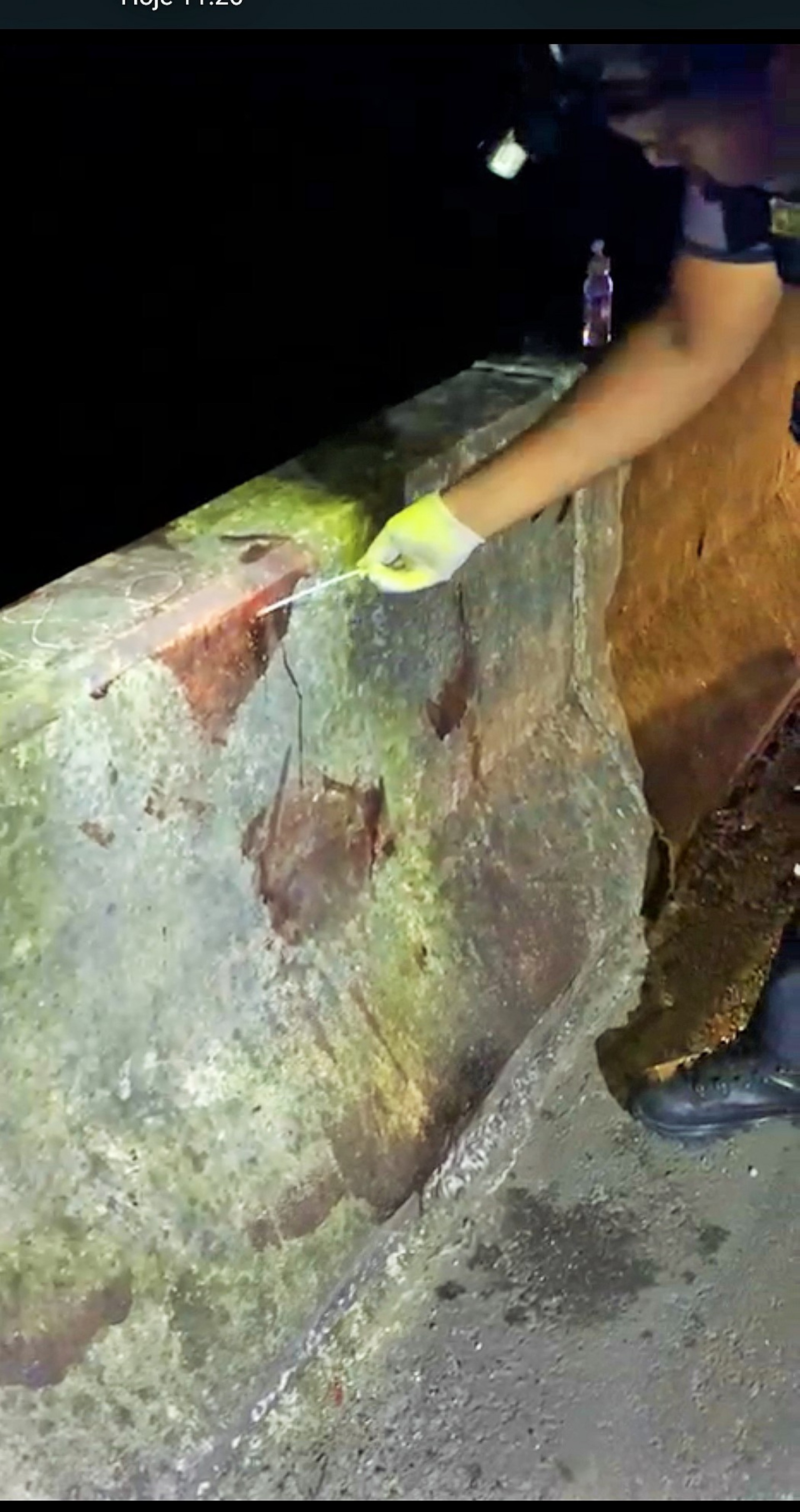 Perito recolhe amostras de sangue de ponte, local onde corpo de policial teria sido arremessado no Rio Guandu - Divulgação