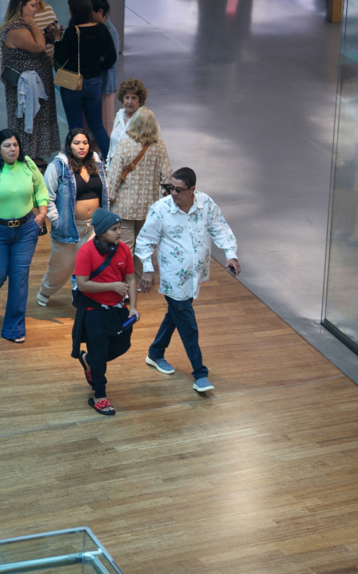 Zeca Pagodinho passeia no shopping com a fam&iacute;lia na noite deste domingo
