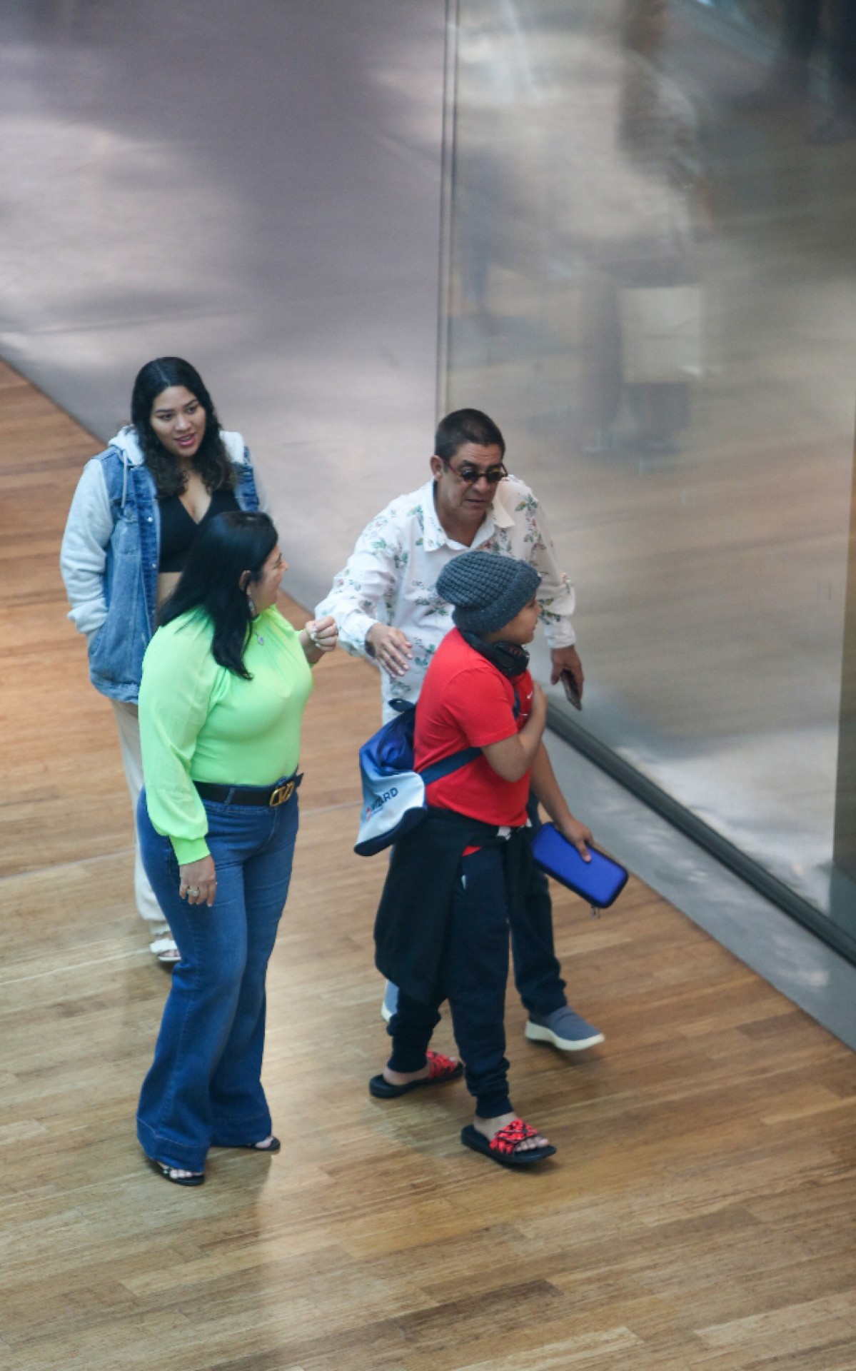 Zeca Pagodinho passeia no shopping com a fam&iacute;lia na noite deste domingo
