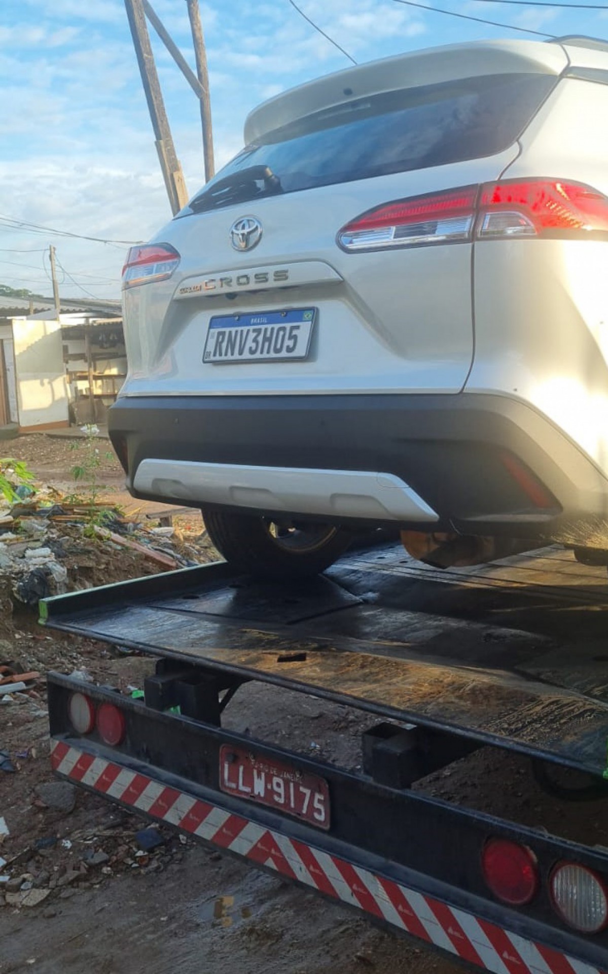 Ve&iacute;culo recuperado durante opera&ccedil;&otilde;es nas comunidades do Dique e Furquim Mendes, na Zona Norte