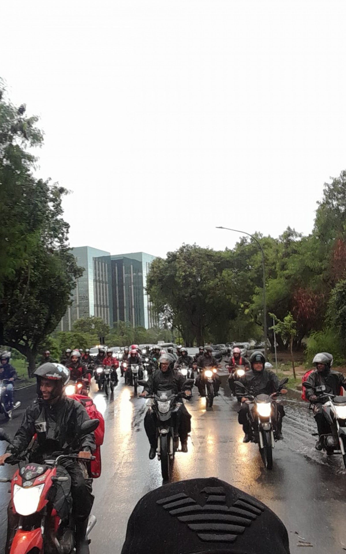 Amigos e familiares do motoboy  Yuri de Souza Fontes, de 24 anos, morto  na Barra da Tijuca, fazem protesto 