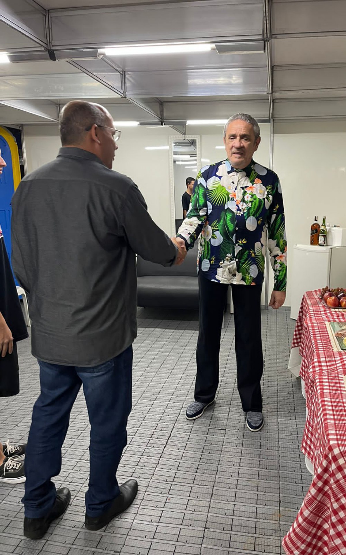 Marcelo Magno cumprimentando Z&eacute; Ramalho