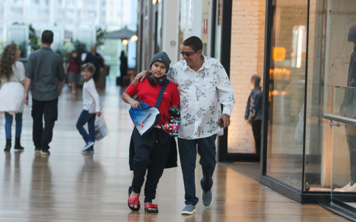 Zeca Pagodinho passeia no shopping com a família na noite deste domingo - Edson Aipim / Ag. News