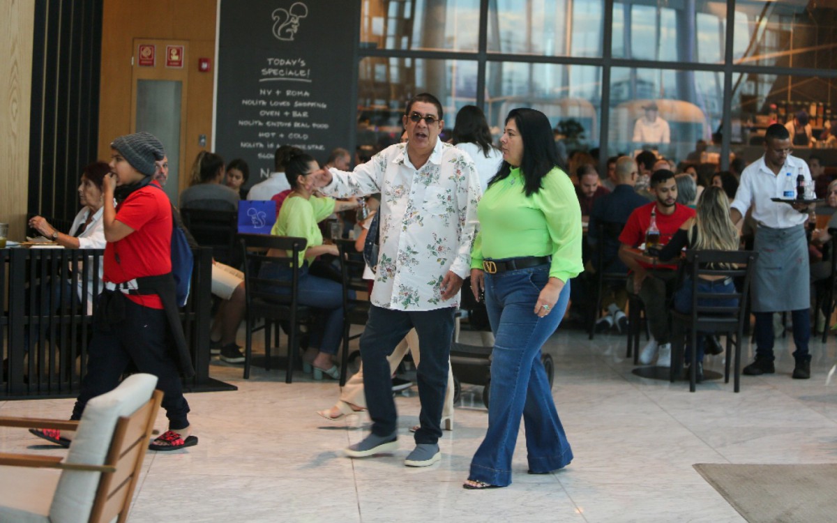 Zeca Pagodinho passeia no shopping com a fam&iacute;lia na noite deste domingo