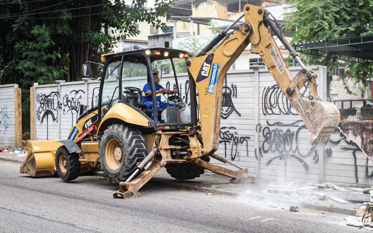 Seop derruba muro com 70 metros de extens&atilde;o em Inha&uacute;ma