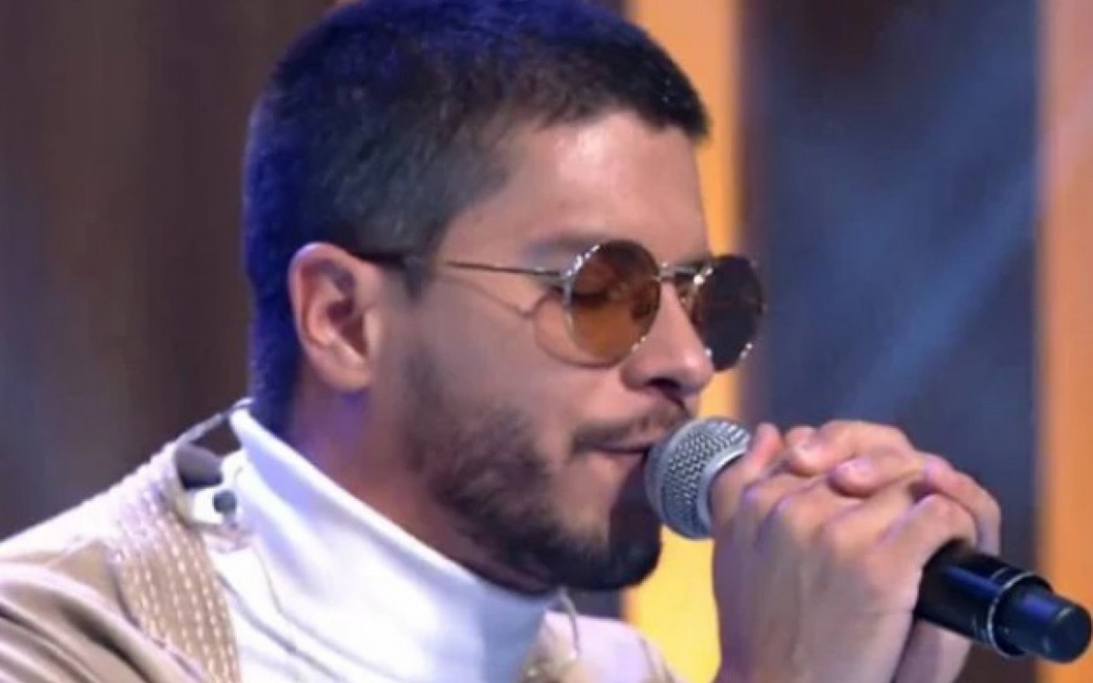 Arthur Aguiar foi alvo de críticas ao cantar no 'Encontro' - Reprodução/Internet 