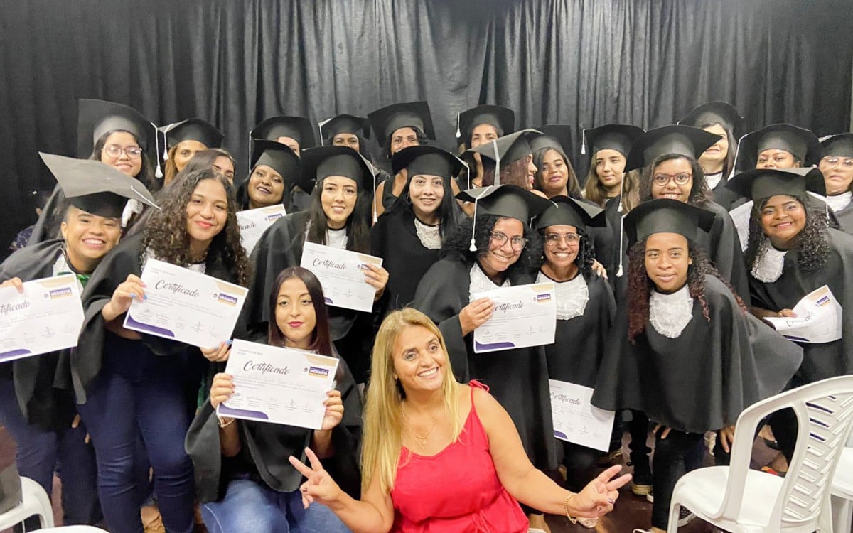 Estudiantes del Espaço da Mulher Mesquitense en ceremonia de graduación