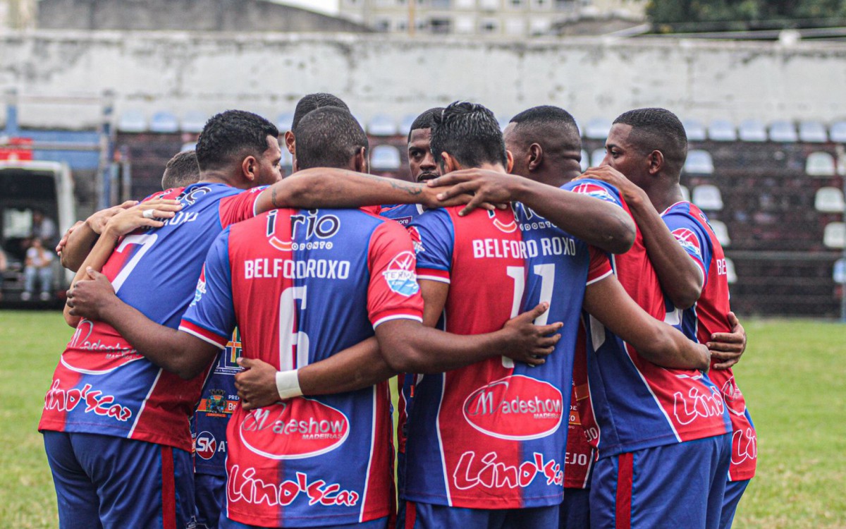Corrente dos jogadores antes da bola rolar no Est&aacute;dio Le&ocirc;nidas da Silva