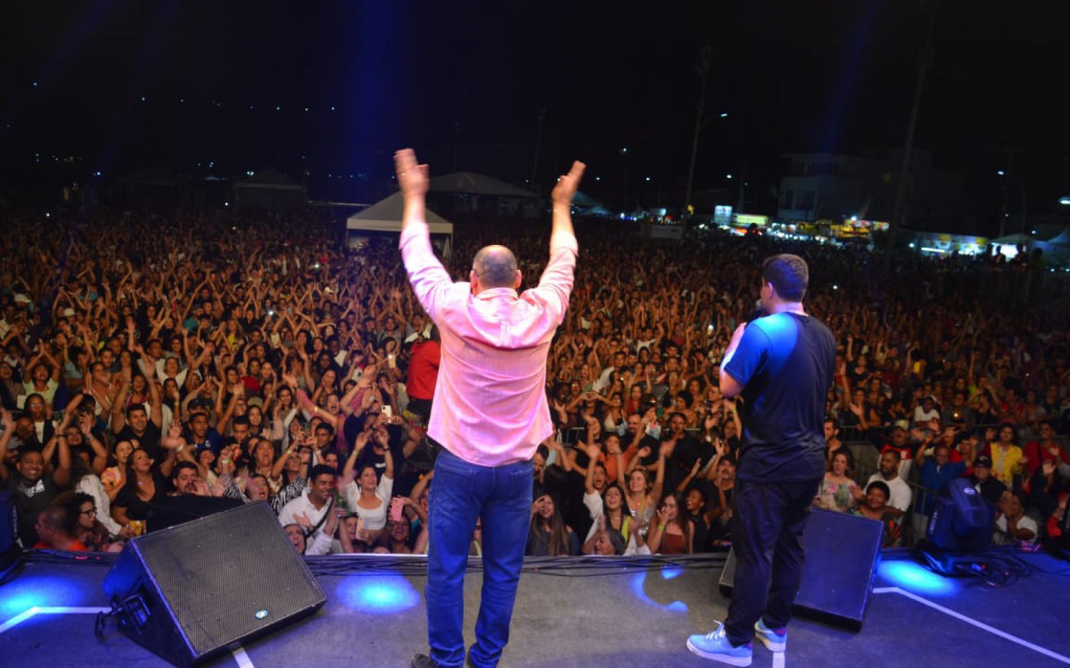 Marcelo Magno recebendo carinho do p&uacute;blico