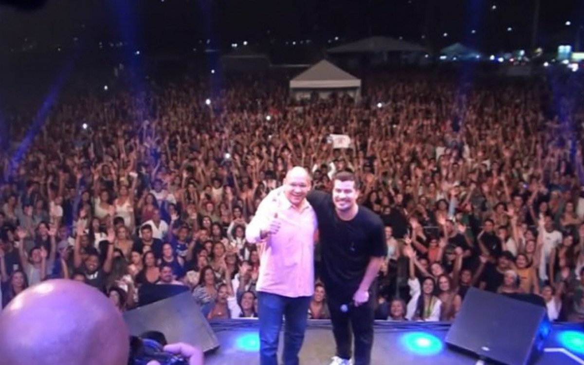 Marcelo Magno ao lado do cantor Thiago Martins