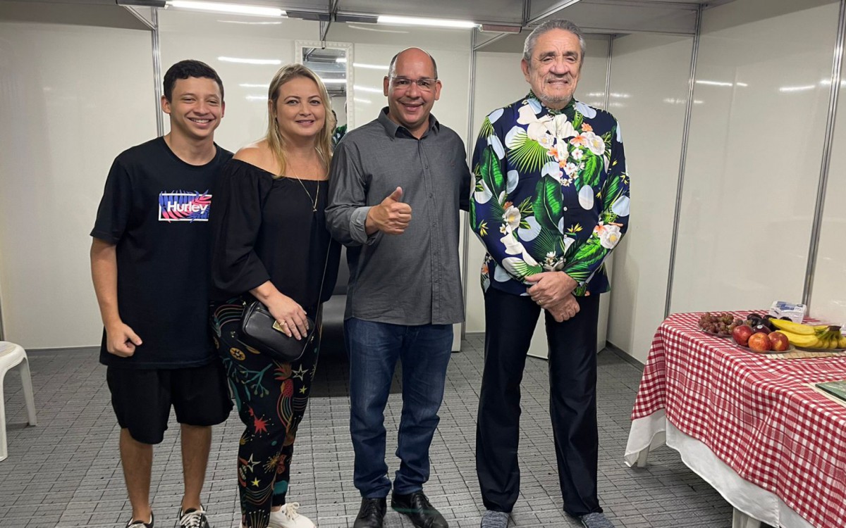 Prefeito com a esposa Gabriela, o filho Jo&atilde;o Marcelo e o cantor Z&eacute; Ramalho
